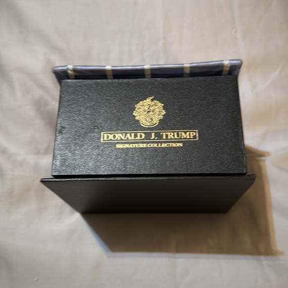 Blue and Gray Plaid Tie box with Authentic Donald Trump tie, Never worn - Picture 2 of 6
